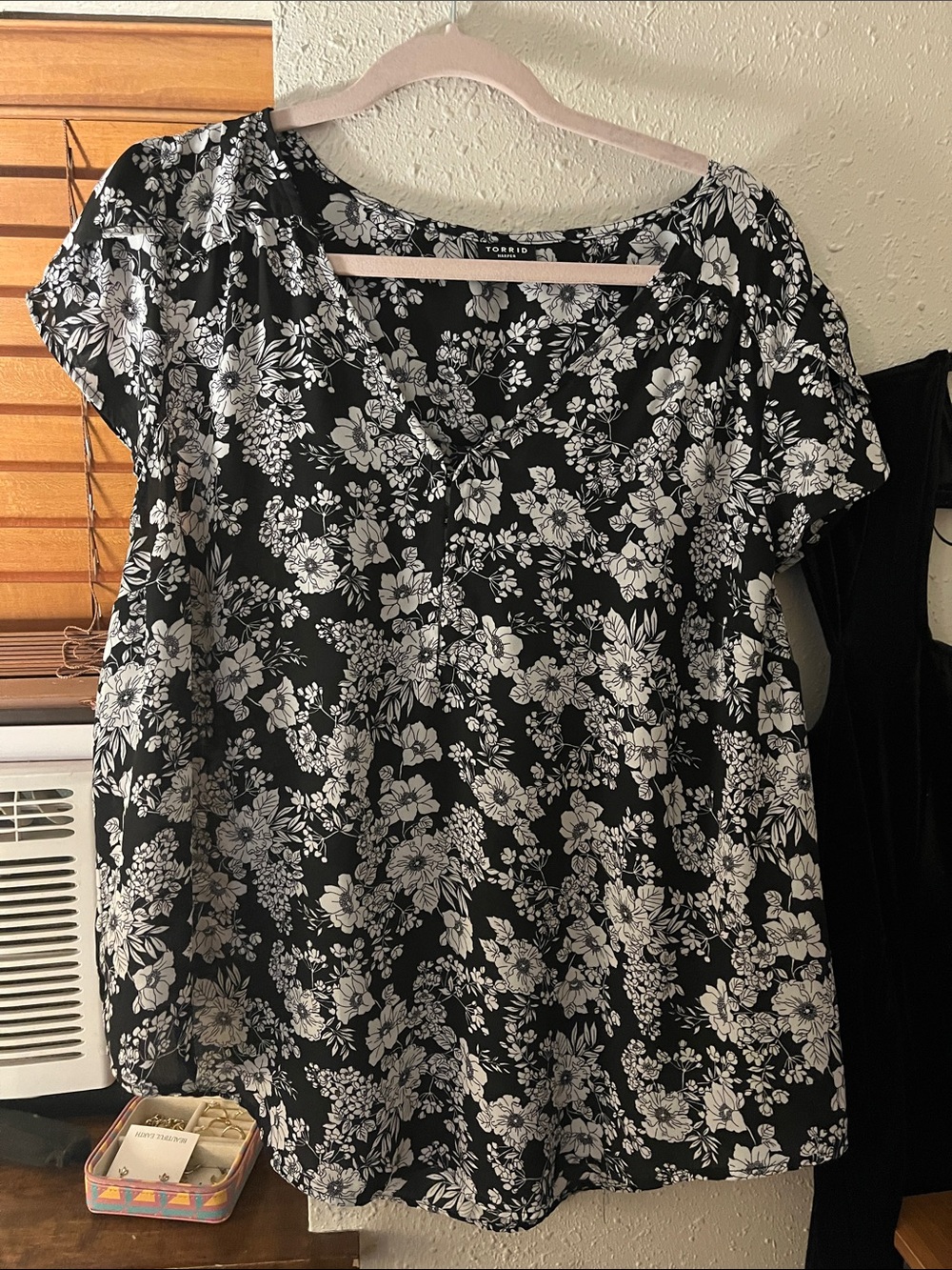 torrid Black & White Floral Short Sleeve Tee